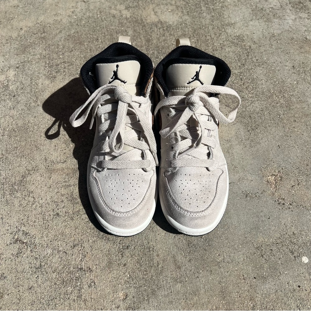 Air Jordan 1 Mid SE Sneakers Youth Kids 13 Shoes Brown Elephant DZ5370-102 - Picture 3 of 9